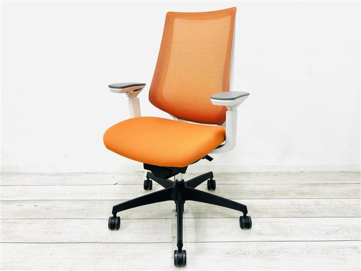 【定価約11万円】【様々な体系や姿勢にも柔軟にフィット！座り心地抜群の肘付きハイバックチェア！】■コクヨ(KOKUYO)製　デュオラ(Duora)チェア　肘付ハイバック　背面メッシュ　■可動肘　■タンジェリン(オレンジ)×ホワイトシェル×ブラック脚
                        デュオラ メッシュ
                                    中古
            