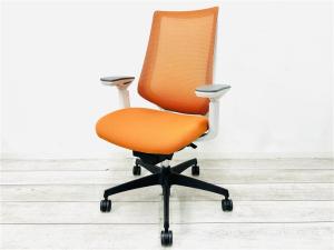 【定価約11万円】【様々な体系や姿勢にも柔軟にフィット!座り心地抜群の肘付きハイバックチェア!】■コクヨ(KOKUYO)製 デュオラ(Duora)チェア 肘付ハイバック 背面メッシュ ■可動肘 ■タンジェリン(オレンジ)×ホワイトシェル×ブラック脚