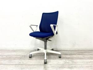 【腰まわりをしっかりホールド！長時間作業も快適フィット！】■オカムラ(okamura)製　フルーエントチェア(Fluent)　肘付　ローバック　背面メッシュ　■固定肘　■ミディアムブルー×ホワイトシェル
