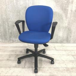 【オフィスに求められる基本性能を備え、コスパにも優れたベーシックチェア入荷!】■肘付ローバック クッションタイプ ■サークル肘 ■ブルー×ブラックシェル※愛知※名古屋※豊田※三重