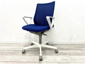 【腰まわりをしっかりホールド!長時間作業も快適フィット!】■オカムラ(okamura)製 フルーエントチェア(Fluent) 肘付 ローバック 背面メッシュ ■固定肘 ■ミディアムブルー×ホワイトシェル