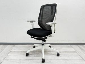 【前傾チルト機能付き！オカムラ製品で最も人気を集める高機能メッシュチェア！】■オカムラ(okamura)製　シルフィー(Sylphy)チェア　肘付ハイバック　背面メッシュ　■コートハンガー付き　■ブラック×ホワイトシェル【入替セールにつき40%OFF！】