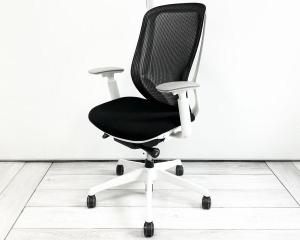 【前傾チルト機能付き！オカムラ製品で最も人気を集める高機能メッシュチェア！】■オカムラ(okamura)製　シルフィー(Sylphy)チェア　肘付ハイバック　背面メッシュ　■ブラック×ホワイトシェル【入替セールにつき40%OFF！】