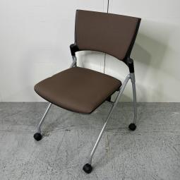 【西】～並べて、しまって、すぐ使える。機動力のある一脚～【イトーキ】【マノスチェア】【ネスティングチェア】【ブラウン】【チェア】【椅子】【書庫】【書棚】【棚】【ラック】【収納】【格安】【安い】【メーカー】【レイアウト変更】【模様替え】