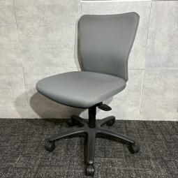 オカムラ製のオフィスチェア【カロッツァ/ローバック/肘無/コートハンガー付き】 ＊中古オフィス家具・中古オフィスチェアをお探しの方は、オフィスバスターズ福岡博多店までお気軽にお問い合わせください！#良品　#格安　#事務椅子