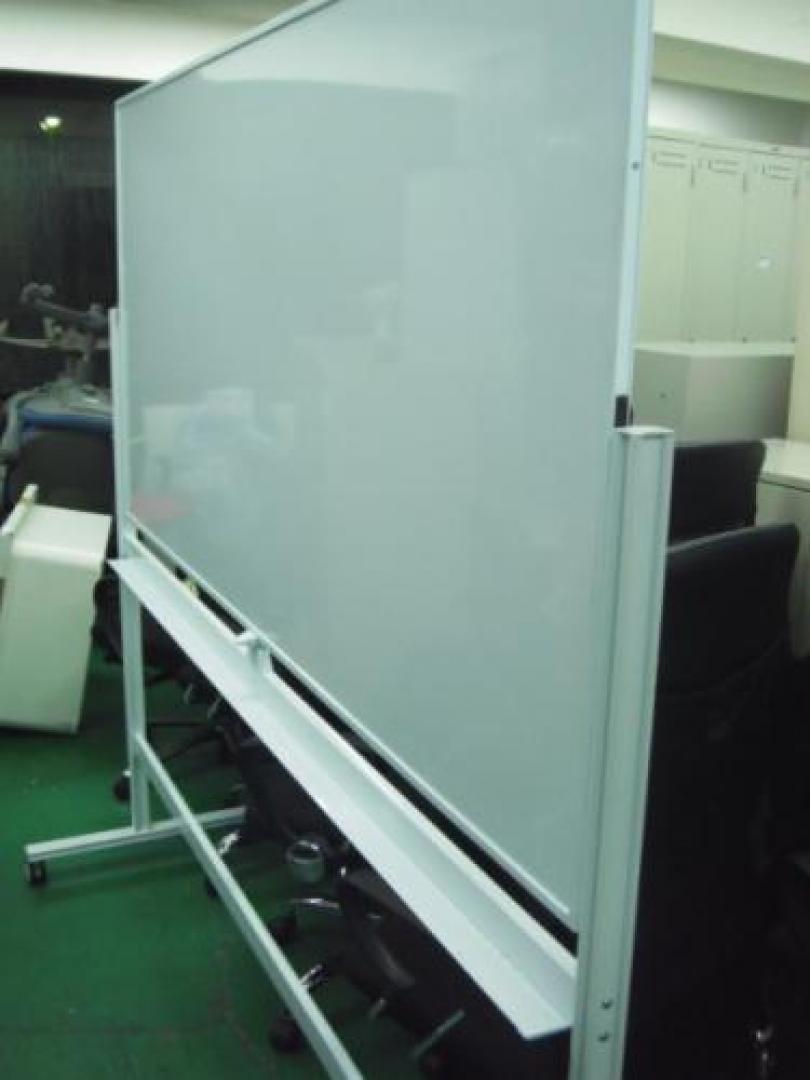 ホワイトボード　1800サイズ　入荷しました。
                                    中古
            