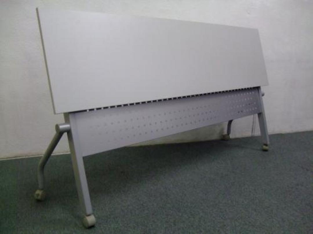 【新品同様!】サイドスタックテーブル大量入荷!　■サイズ：1800＊450＊700■色：ﾆｭｰｸﾞﾚｰ　■キャスターが付いているので動きが利きます!
                                    新古品
            