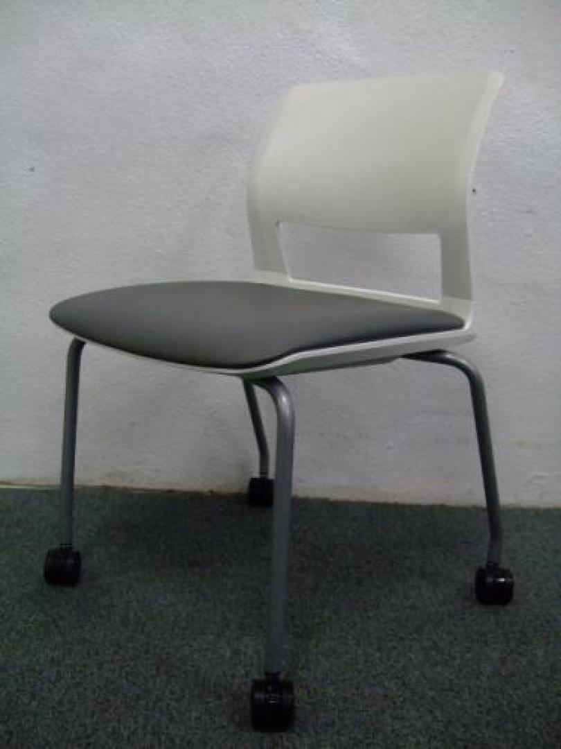 【ホワイトカラーのミーティングチェア】2脚限定■メーカー：コクヨ【会議チェア】
                                    中古
            