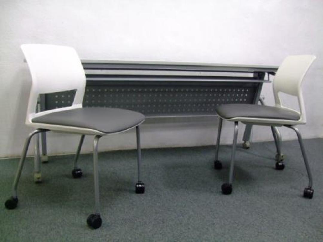 ホワイトカラーのミーティングチェア＋サイドスタックテーブルのセット!!【会議チェア】
                                    中古
            
