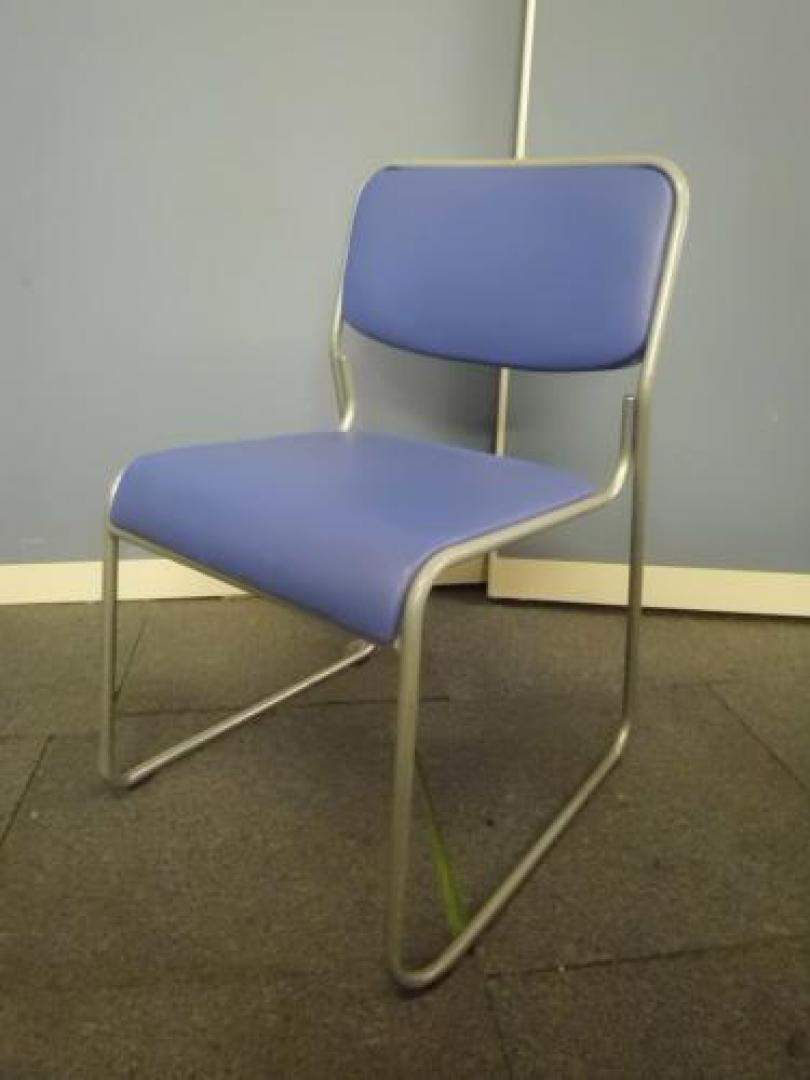 【ビニールレザー】　スタッキングチェア　〜拭き掃除可能な素材〜　■座面に破れあり【会議チェア】
                                    中古
            