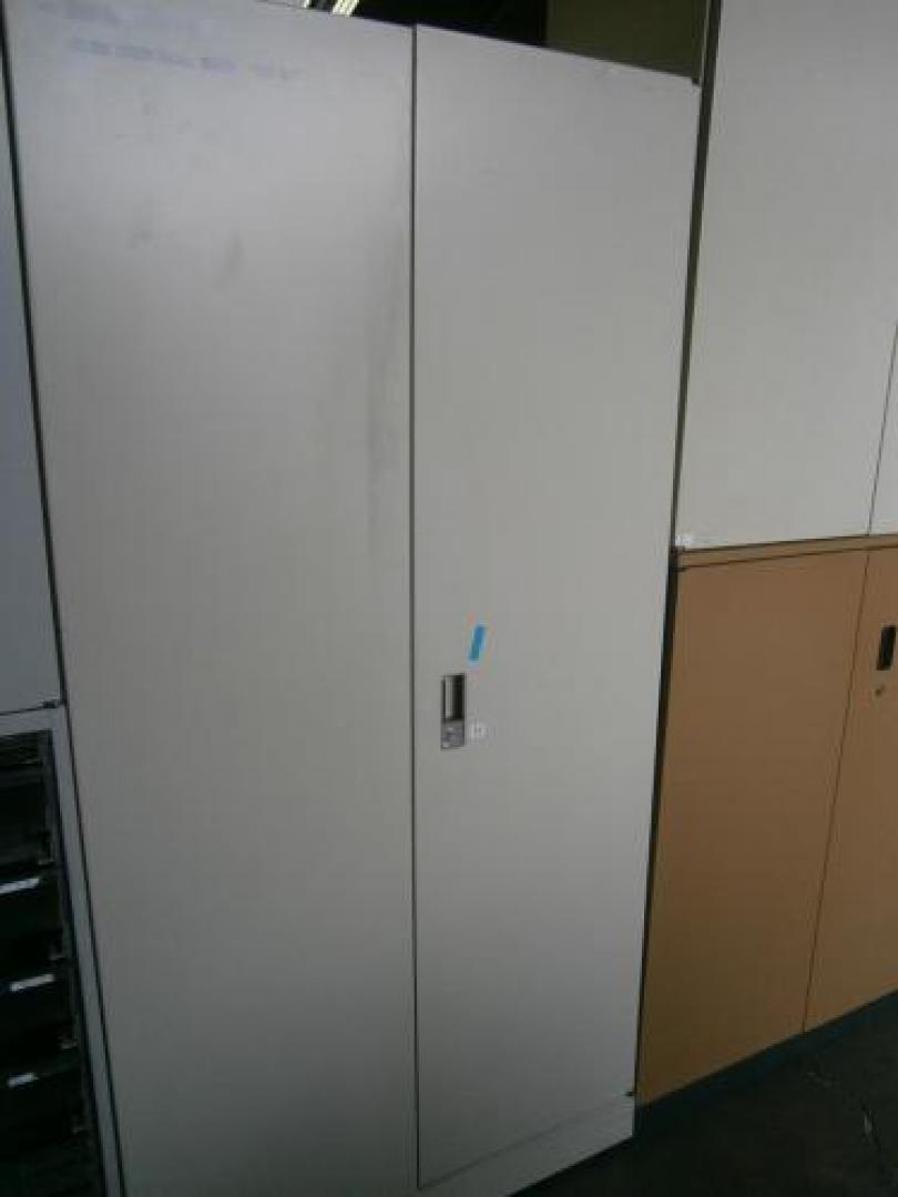 【ワードローブ】奥行き450ミリです。ロッカーとして・掃除道具としていかがでしょうか。
                                    中古
            