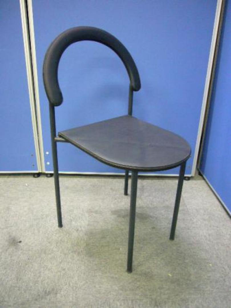 シンプルデザインのスタッキングチェア【会議チェア】
                                    中古
            