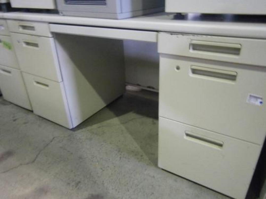【コクヨ製　両袖デスク】
                                    中古
            