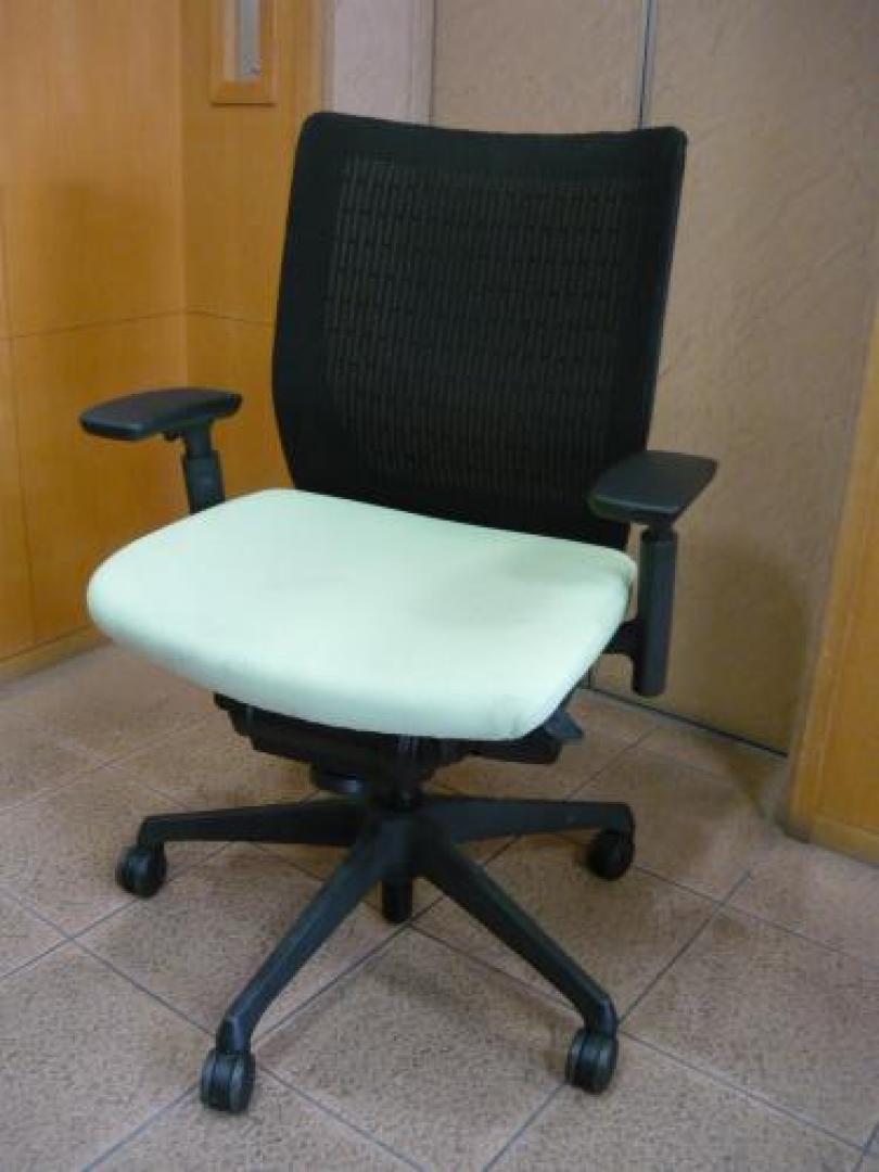 ■入荷しました！　メッシュクロスタイプ・■オカムラ製・ヴィスコンテ　【可動肘タイプ】【OAチェア】
                                    中古
            
