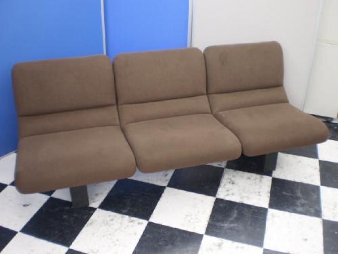 ３人掛け用のソファーが入荷しました。休憩室に置くにも良し、待合室に置くのも良し。用途はあなたの発想次第！
                                    中古
            