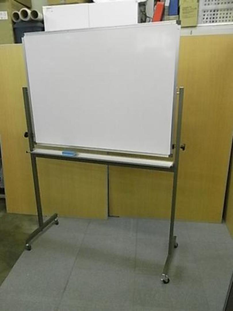 脚付きホワイトボード　両面　状態良好☆
                                    中古
            