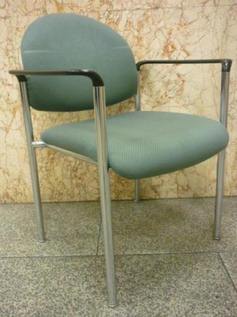 肘付スタッキングチェア　座面もよい感じにふんわり【会議チェア】
                                    中古
            