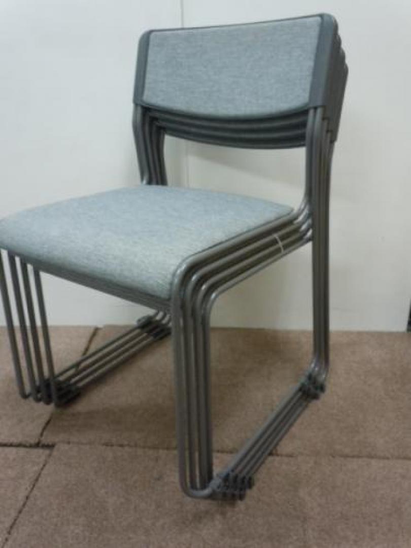■　【セット商品】　■　4脚セット　■　グレーカラーのスタッキングチェア　■　【会議チェア】
                                    中古
            