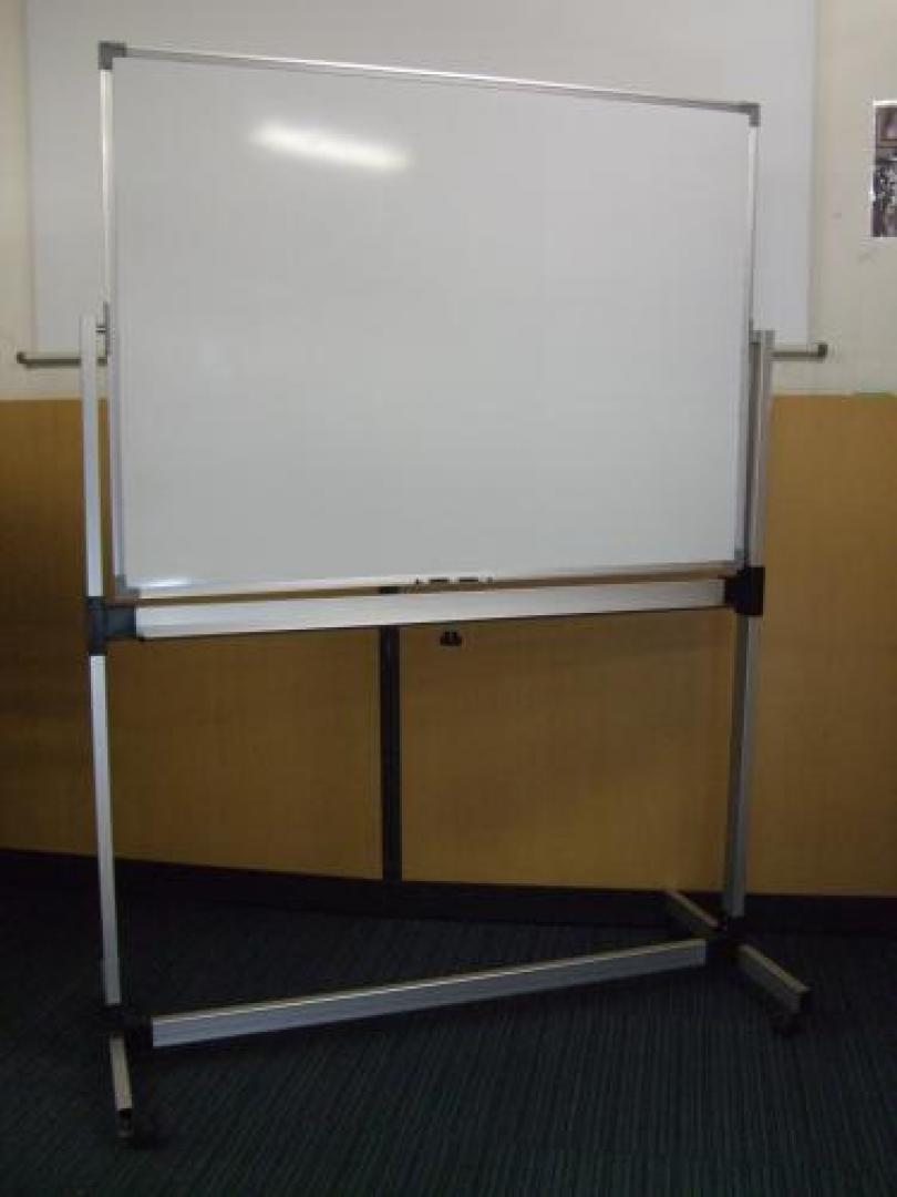 【多少グラつきます】ホワイトボード脚付き片面
                                    中古
            