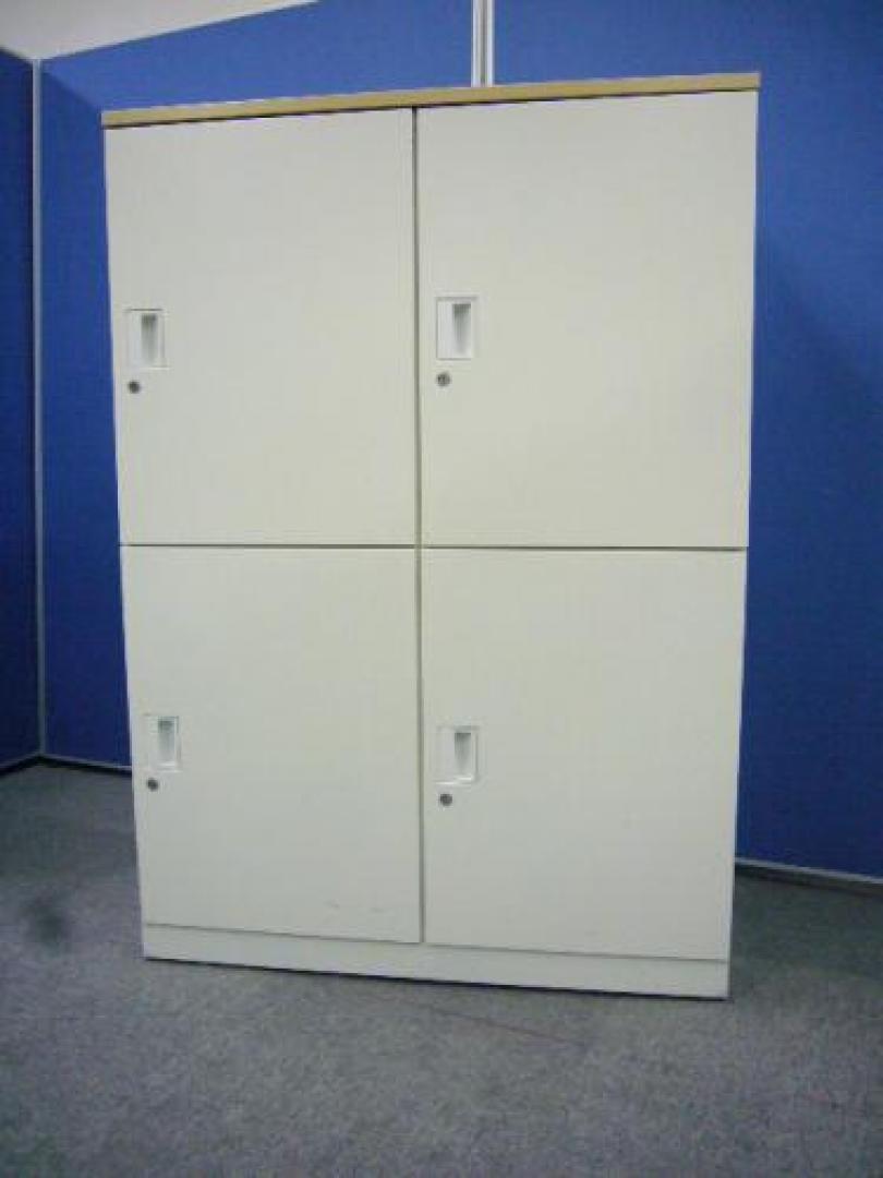 錦糸町店　ホワイト家具満載！　　ＫＯＫＵＹＯ製品のオンパレード！！　ＥＤＩＡ　４人用パーソナルロッカー　木目天板オプション付き
                                    中古
            