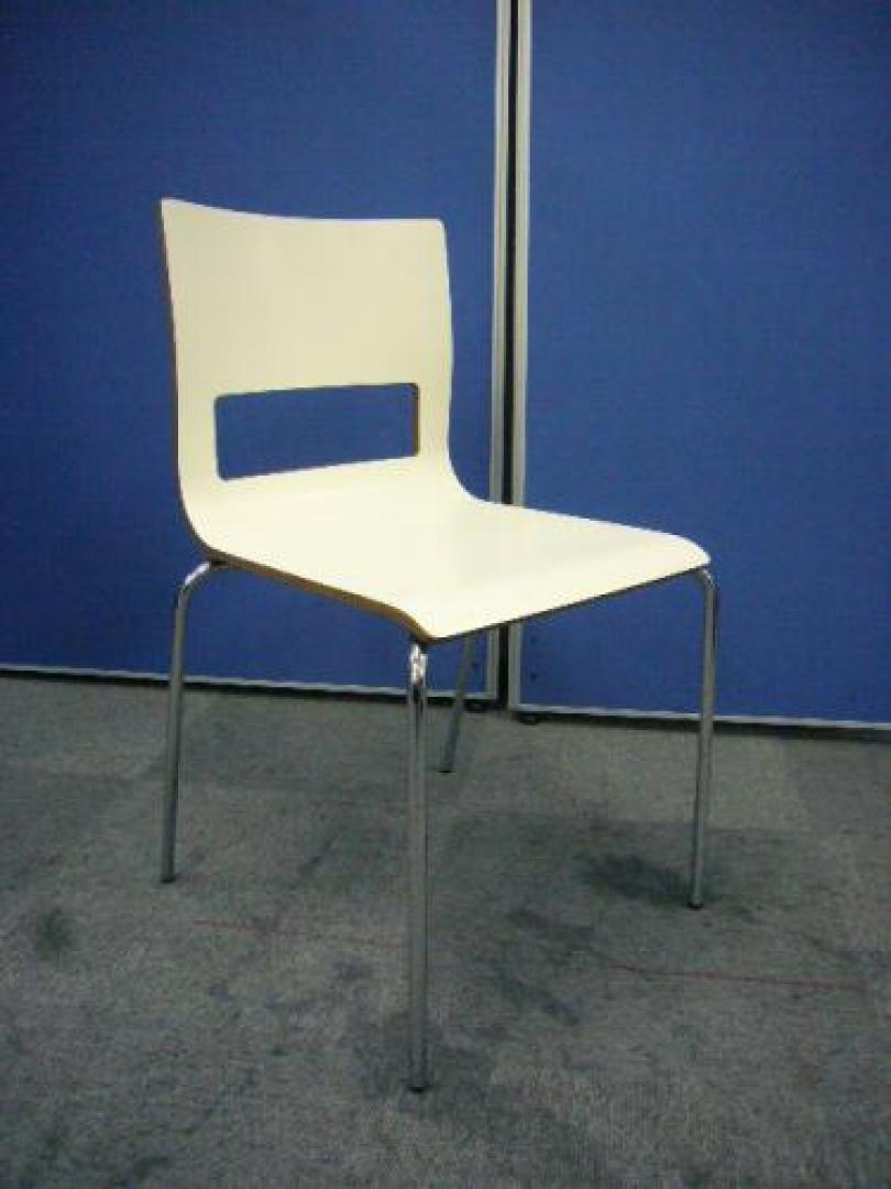 ホワイト×木目の色合いが落ち着いた雰囲気を醸し出します　　お洒落なミーティングチェア【会議チェア】
                                    中古
            