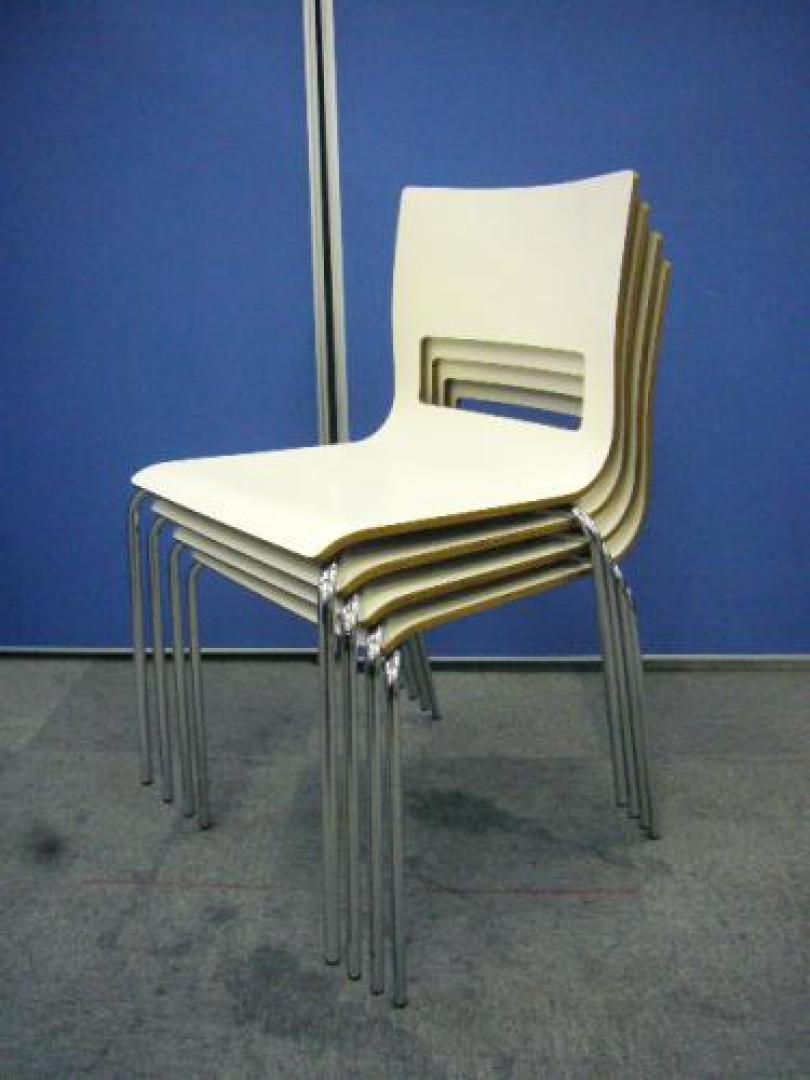 ホワイト×木目の色合いが落ち着いた雰囲気を醸し出します　　お洒落なミーティングチェア　４脚セット価格【会議チェア】
                                    中古
            