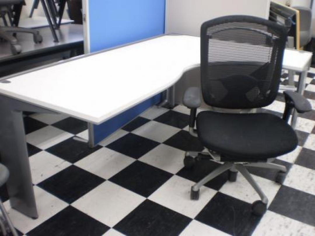 ◆状態良好◆オカムラのＬ字デスクとコンテッサチェアの夢のコラボレーション商品！これは買うきゃない！もちろんセット価格です。
                                    中古
            