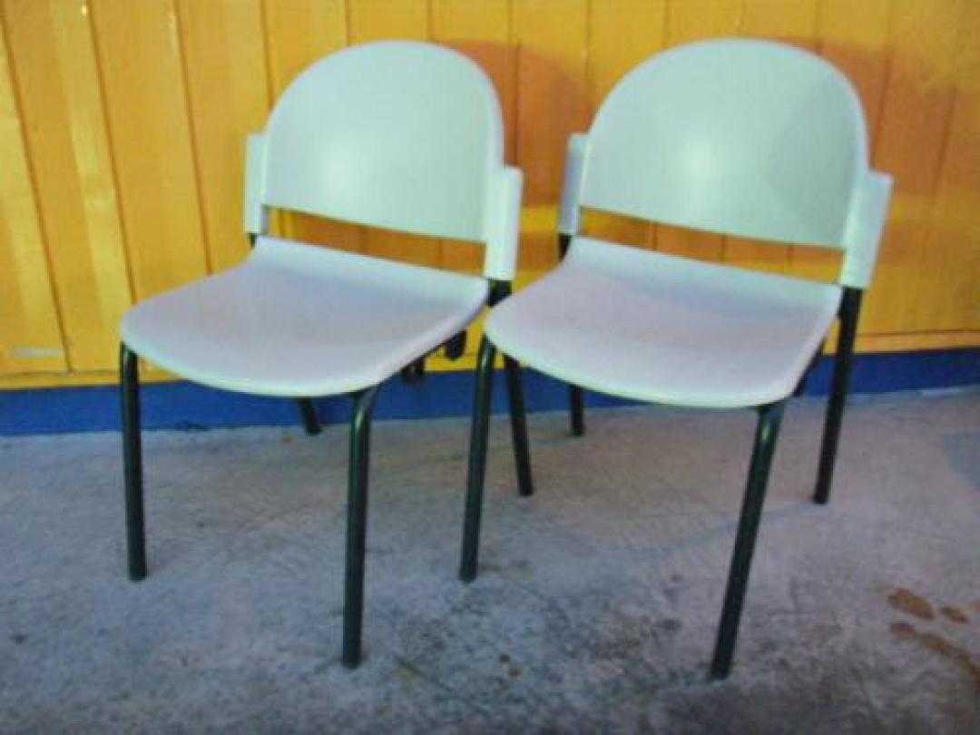 スタッキングチェア２脚セット【セット商品】（プラスチックシート）【会議チェア】
                                    中古
            