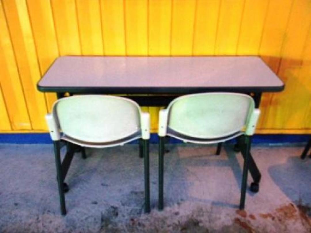 PLUS Ｗ１２００スタックテーブル＆チェア2脚【セット商品】
                                    中古
            