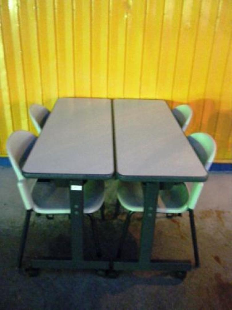 PLUS Ｗ１２００スタックテーブル２台＆チェア４脚【セット商品】
                                    中古
            