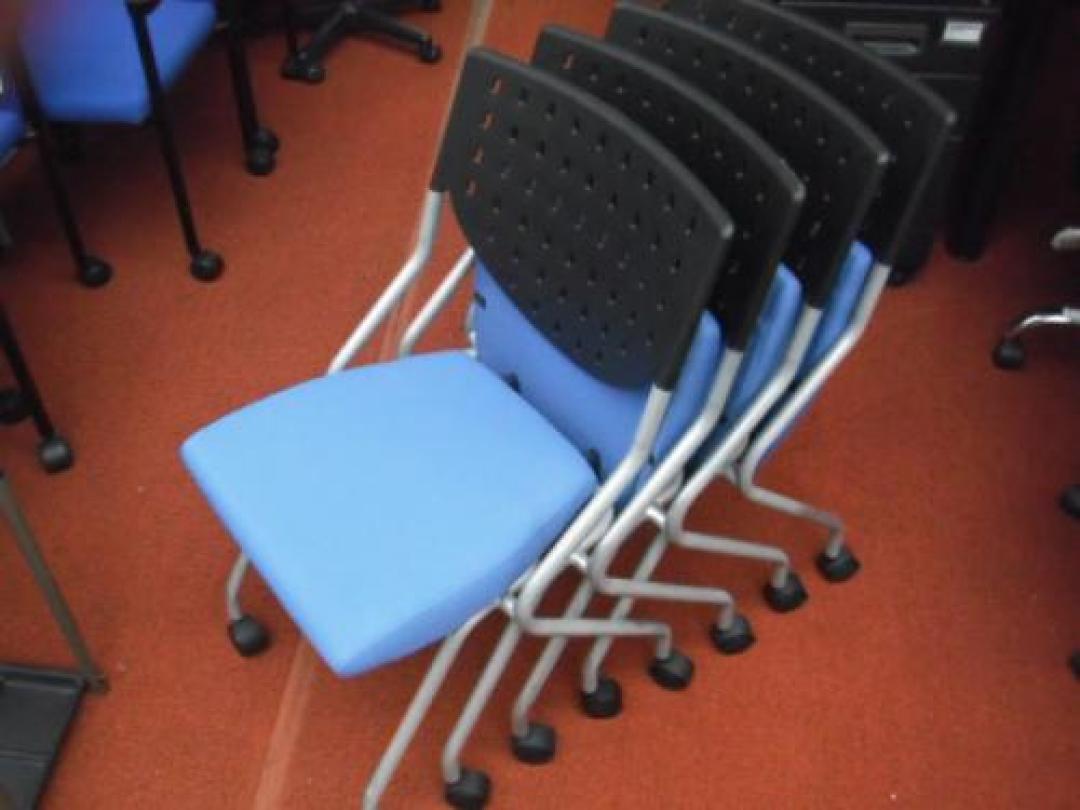 ■ネスティングチェアー■色：ブルー■メーカー：TOKIO　スペースを有効活用した場合、こちらがBEST!!【会議チェア】
                                    中古
            