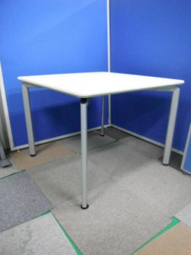 8/23在庫情報【四角ミーティングテーブル】正方形の4本足のテーブルです
                                    中古
            