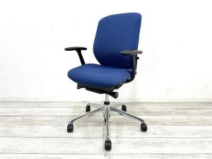 【定価約11 万円】【前傾チルト機能付き】【オカムラ製品で最も人気を集める高機能メッシュチェア！】■オカムラ（okamura）製　シルフィー（Sylphy）チェア　肘付き　ローバック　■固定肘　■ブルー×ブラックシェル