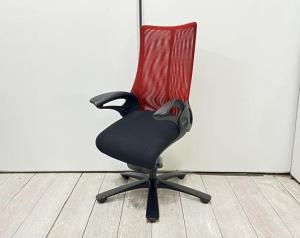 【在庫入替セール品！】包み込まれる座り心地ゆりかご！！ご自宅用にもおすすめ！/オススメ(おすすめ) /人気商品【弊社使用欄：A01064296】■オカムラ（okamura）製　レオパード（leopard）シリーズ　肘付ハイバック　固定肘　■背面メッシュ：レッド　■座面クッション：ブラック