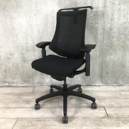 【姿勢の変化にフレキシブルに対応する高機能メッシュチェア！】■イトーキ（ITOKI）製　エフ（f）チェア　肘付　ハイバック　背面メッシュ　■可動肘　■コートハンガー付　■ブラック【AD】
