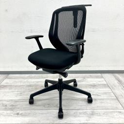【前傾機能付き！あらゆるワークスタイルにフィットする高機能チェア！】

■オカムラ製　シルフィーチェア　ハイバック　肘付き　ブラック　ハンガー付き
■前傾姿勢からリラックス姿勢まで快適にサポート！
■ハイバック仕様で上半身をしっかり支える人気モデル！【okamura Sylphy】