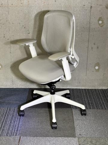 【訳あり品】【前傾チルト機能付き】【最も人気を集める高機能チェア!】■可動肘 ■ローバック ■ライトグレー×ホワイトシェル ※愛知※名古屋※豊田※三重