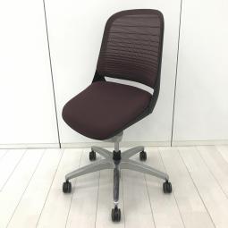 【在庫入替セール品！（本在庫限定価格）】【軽やかな座り心地と美しいデザイン！シンプルな操作性と快適なフィット感を兼ね備えた人気モデル！】■オカムラ（okamura）製　ルーチェ（Luce）チェア　ローバック　肘なし　■背面：メッシュ　座面：クッション　■ブラウン【弊社使用欄：A01064299】【HU】