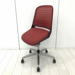 【在庫入替セール品！（本在庫限定価格）】【軽やかな座り心地と美しいデザイン！シンプルな操作性と快適なフィット感を兼ね備えた人気モデル！】■オカムラ（okamura）製　ルーチェ（Luce）チェア　ローバック　肘なし　■背面：メッシュ　座面：クッション　■レッド【弊社使用欄：A01064298】【HU】