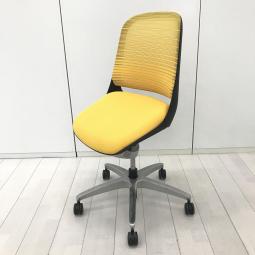 【在庫入替セール品！（本在庫限定価格）】【軽やかな座り心地と美しいデザイン！シンプルな操作性と快適なフィット感を兼ね備えた人気モデル！】■オカムラ（okamura）製　ルーチェ（Luce）チェア　ローバック　肘なし　■背面：メッシュ　座面：クッション　■オレンジ【弊社使用欄：A01064303】【HU】