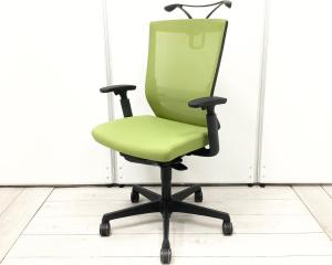 【人間工学に基づいた確かな座り心地！】■オカムラ　エスクードメッシュチェア　可動肘付　イエローグリーン　ランバーサポート付　ジャケットハンガー付　■長時間のデスクワークにもオススメ！【OKAMURA　ESCUDO】