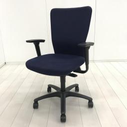 【オフィスの王道チェア！分厚いクッションとシンプルで使いやすい操作性！】■オカムラ（okamura）製　カロッツァ（Carrozza）チェア　ハイバック　肘無チェア　■コートハンガー付き　■ブルー×ブラック【AD】