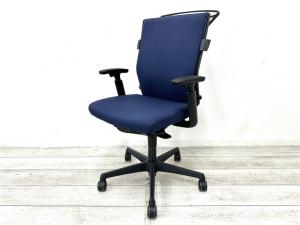【定価約7万円】【長時間のデスクワークも快適にサポート！オフィスの定番チェア！】■オカムラ（okamura）製　エスクード（ESCUDO）チェア　肘付き　ハイバック　■可動肘・ランバーサポート・ハンガー付き　■ダークブルー×ブラックシェル
