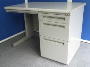 内田洋行製の片袖机(事務机)【FEEDシリーズ/グレー/W1000】が入荷しました！　＊中古オフィス家具・中古オフィスチェアをお探しの方は、オフィスバスターズ福岡博多店までお気軽にお問い合わせください！#良品　#格安　#袖机　#オフィスデスク