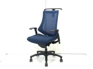 【フィット＆フリー！姿勢の変化にフレキシブルに対応！スタイリッシュで座り心地も抜群の高機能チェア】■イトーキ(ITOKI)製　エフ(f)チェア　肘付き　ハイバック　背面メッシュ　■可動肘・コートハンガー付き　■ネイビーブルー×ブラックシェル【AD】