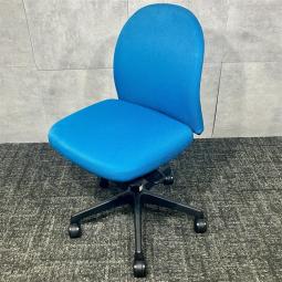 【中古】オカムラ プティートチェア 肘なし ローバック ブルー 入荷しました！コンパクトで使いやすい人気の事務椅子｜省スペースオフィス・事務席・フリーアドレス・在宅ワークにもおすすめ｜中古オフィスチェア・中古オフィス家具をお探しならオフィスバスターズ福岡博多店までお気軽にお問い合わせください！ #オカムラ #プティート #中古オフィスチェア #事務椅子 #ローバックチェア #ブルーチェア #良品 #格安