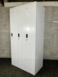 【中古】3人用 更衣ロッカー / ホワイト シリンダー鍵付き 入荷しました！更衣室・事務所・工場・店舗に最適なスチールロッカー｜中古オフィス家具をお探しならオフィスバスターズ福岡博多店へお気軽にお問い合わせください！
