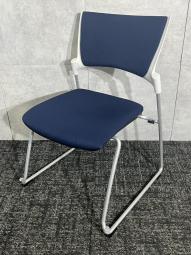 【福岡倉庫在庫品】【定価約4万円！！ブルー×ホワイトのオシャレなネスティングチェアの入荷です！！】 /ミーティング用・会議用に　イトーキ製　使わない時は畳んで収納可能　＊福岡市で中古オフィス家具をお探しなら、オフィスバスターズ福岡南店へ！