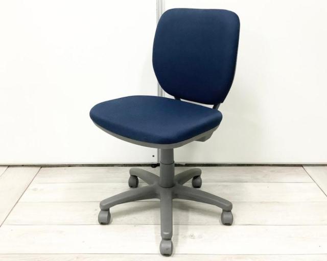 中古 オカムラ ビラージュ オフィスチェア 肘当て付き ネイビー 事務椅子 オカムラ（okamura） ヴィラージュチェア(Village-chair) 一覧 - 中古
