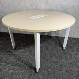 ★在庫入替セール品★【中古】 コクヨ ワークフィット SDT-WF12M10 丸テーブル ナチュラル W1200 値下げされました！ミーティング・打ち合わせ・休憩スペースに最適なラウンドテーブル｜コミュニケーションを促進する人気のワークテーブル｜中古オフィス家具をお探しならオフィスバスターズ福岡博多店までお気軽にお問い合わせください！